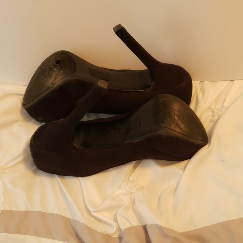 Heels - Picture 3 of 4